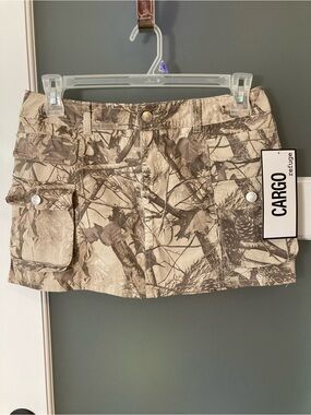 Refuge Cargo Mini Skirt in Tan Camo - L - NWT